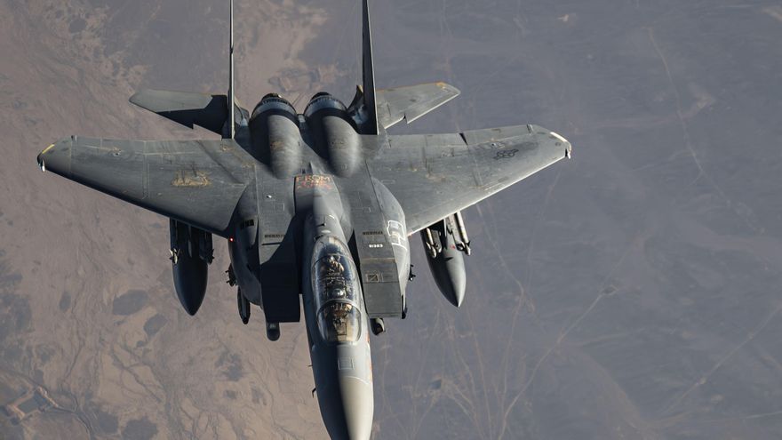 Un caza F-15E Strike Eagle de la Fuerza Aérea de los Estados Unidos, perteneciente al 366.º Ala de Caza, durante una patrulla de combate sobre Oriente Medio en el marco de la Operación Prosperity Guardian, el 7 de julio de 2025.