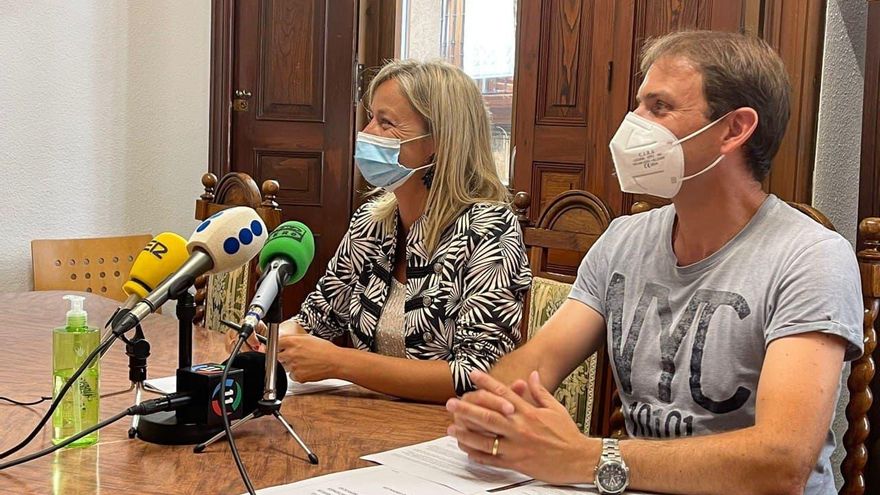 La alcaldesa de Castro Urdiales y el edil de Urbanismo durante la rueda de prensa.