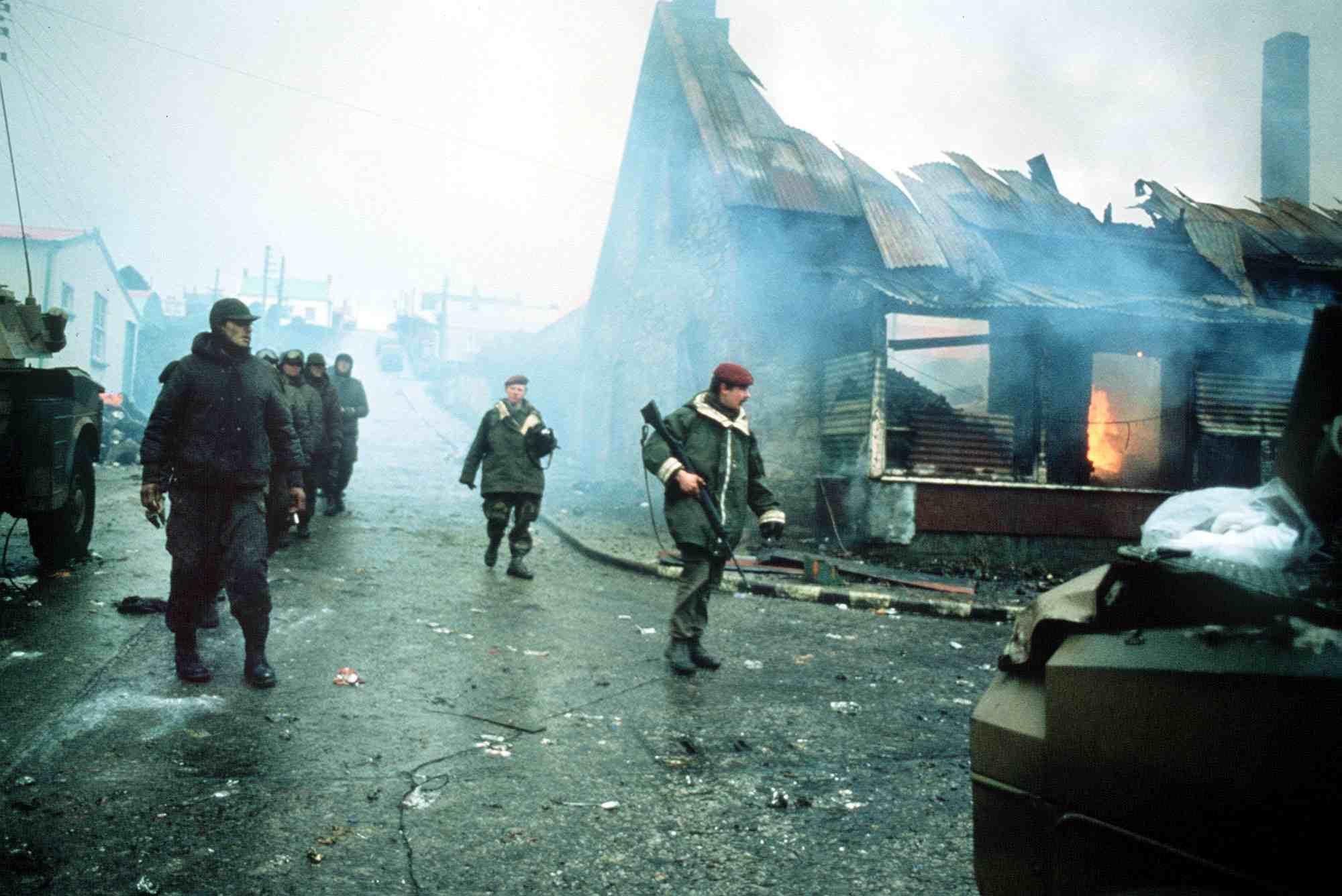 ** FILE ** Falklands Conflict- A line of Argentine prisoners of war are marched past a still-burning building in Port Stanley during a house-to house roundup in the final days of Argentine occupation of the South Atlantic islands in 1982. (AP-Photo/J.Leonard) ** zu unserem Korr APD6852 und Stichwort APD6853 **