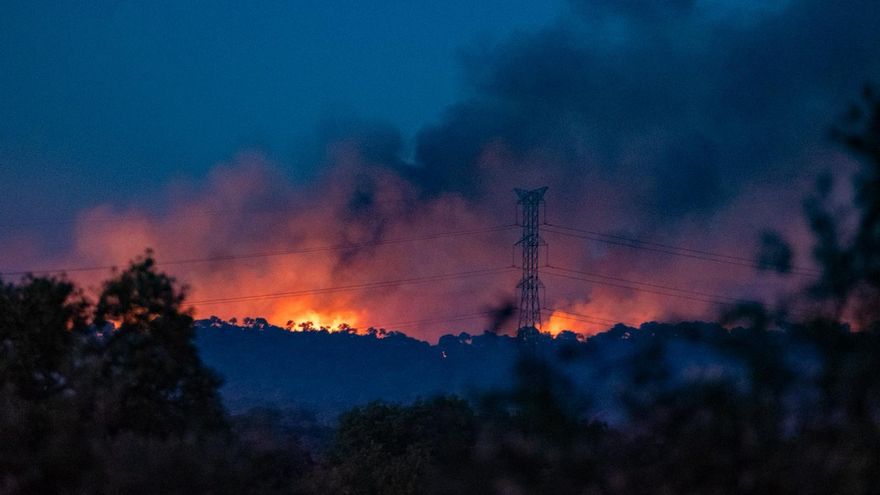 El viento extiende la superficie afectada por el incendio de Huelva a 200 hectáreas por hora y provoca nuevos desalojos