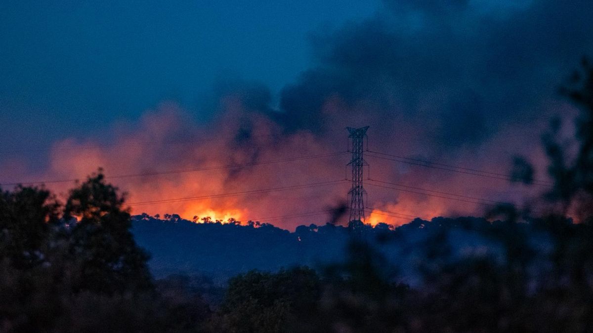 El incendio de Huelva supera el Odiel, afecta a má