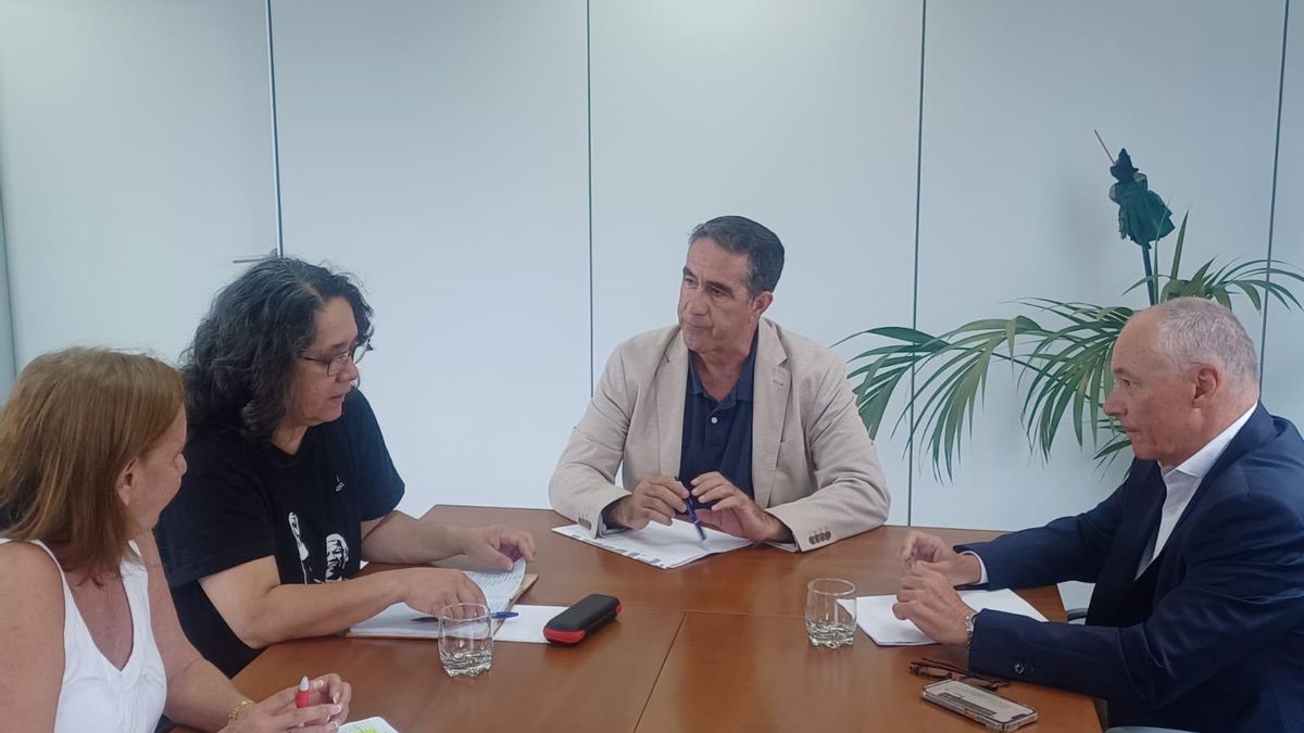 Encuentro entre el viceconsejero de Bienestar Social con la coordinadora de ONG del Desarrollo de Canarias.