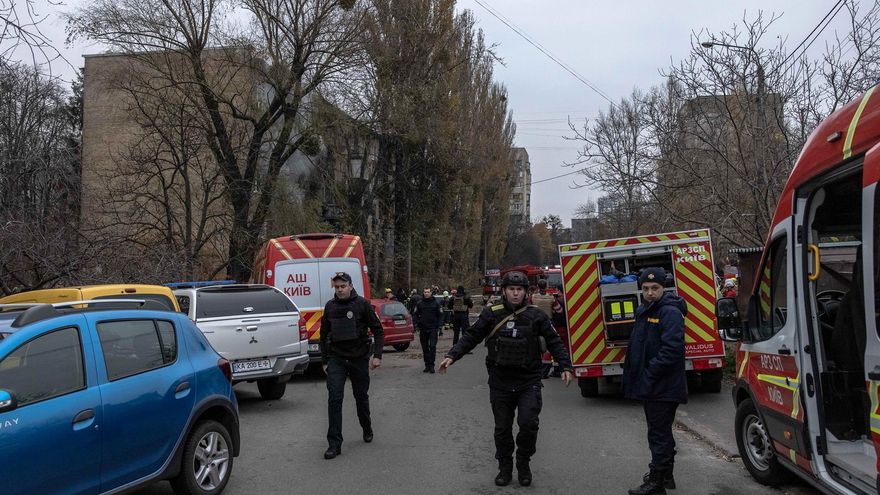 Miembros de la policía montan guardia junto a un edificio residencial que fue atacado en Kyiv, Ucrania, el 15 de noviembre de 2022.