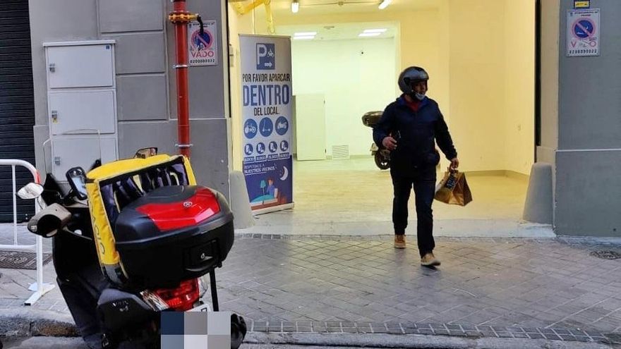 Las cocinas fantasma siguen abriendo en Madrid pese a la moratoria y las quejas de vecinos: "¿Esta tortura va a ser así siempre?"