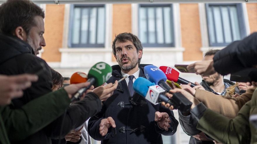 El ministro de Cultura, Ernest Urtasun, ofrece declaraciones a los medios, en el Congreso de los Diputados, a 28 de enero de 2025