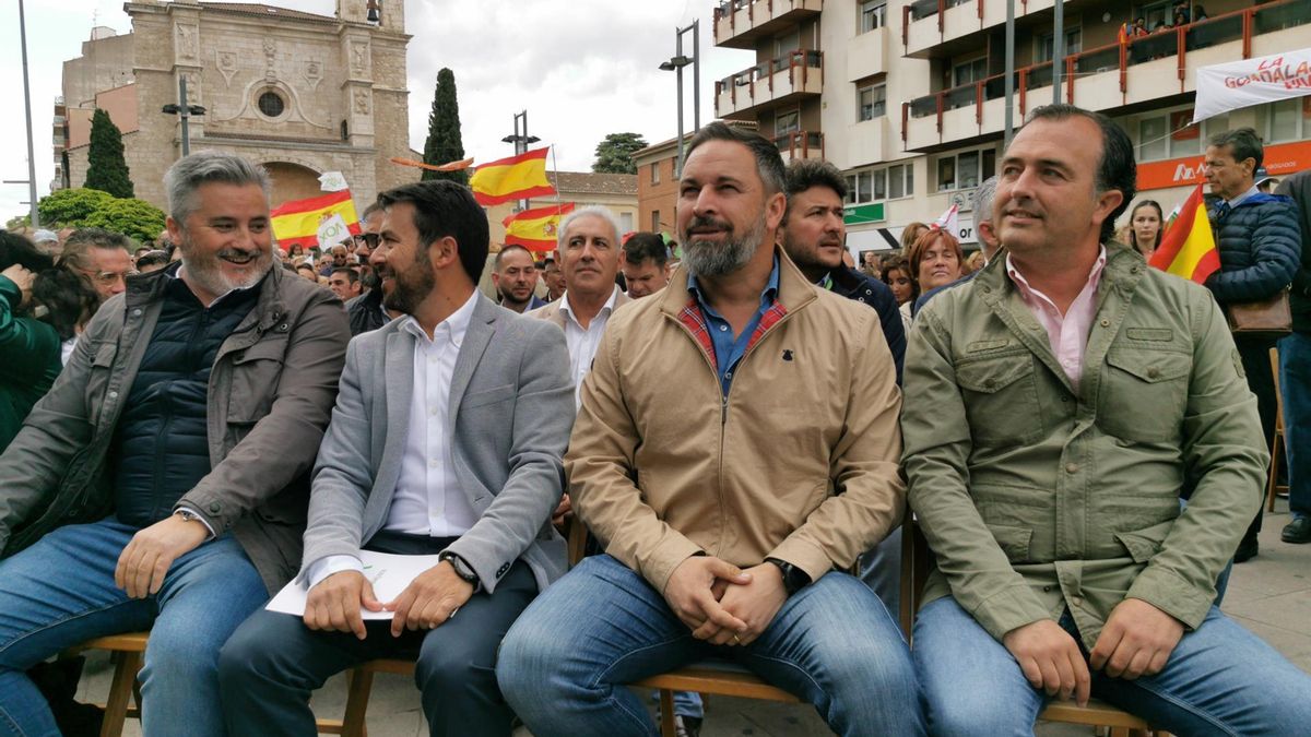 Santiago Abascal, el segundo por la derecha en un acto electoral en pleno centro de Guadalajara