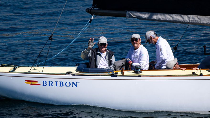 El rey emérito trata de normalizar sus visitas a España tres años después de su marcha y pese al distanciamiento con su hijo