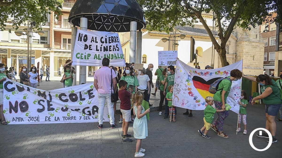 Concentración de la Marea Verde contra el cierre de aulas en la educación pública