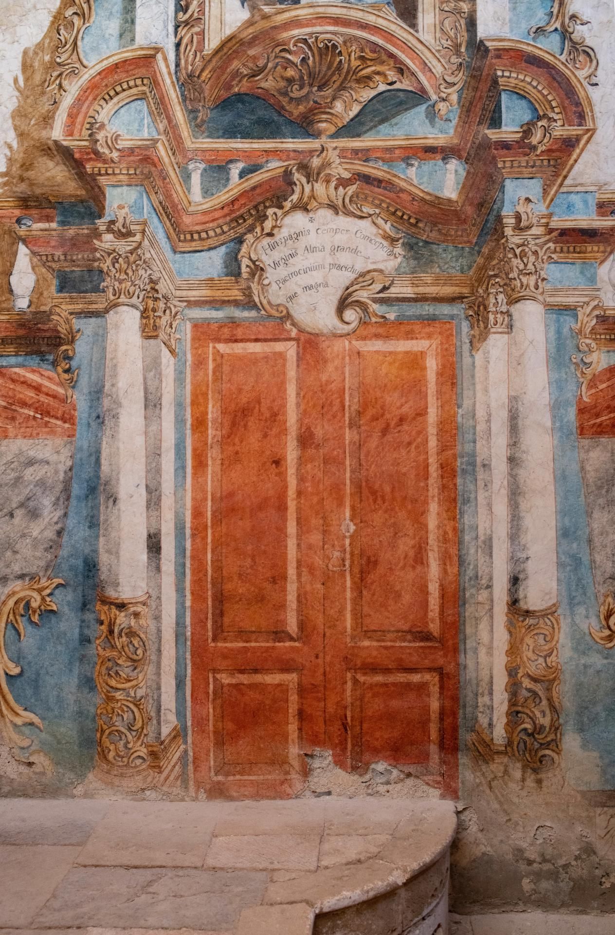 Detalle de las pinturas murales con humedades