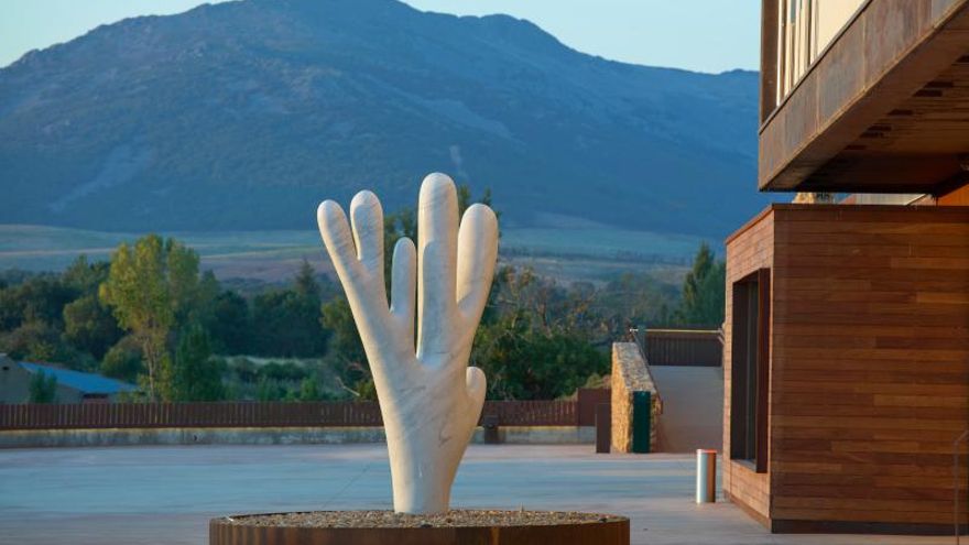 El arte contemporáneo y la naturaleza de la dehesa salmantina se fusionan en Morasverdes