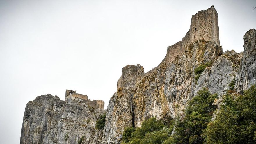Esta fortaleza, construida a 800 metros de altura, fue durante dos siglos uno de los castillos cátaros más poderosos