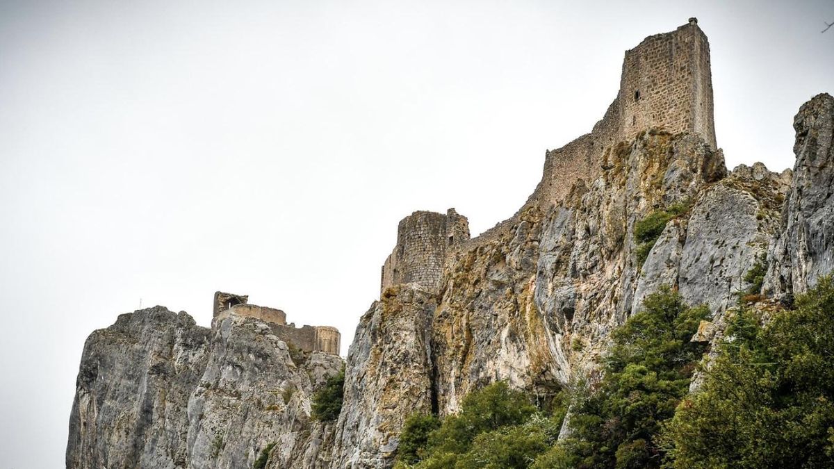 Esta fortaleza, construida a 800 metros de altura, fue durante dos siglos uno de los castillos cátaros más poderosos