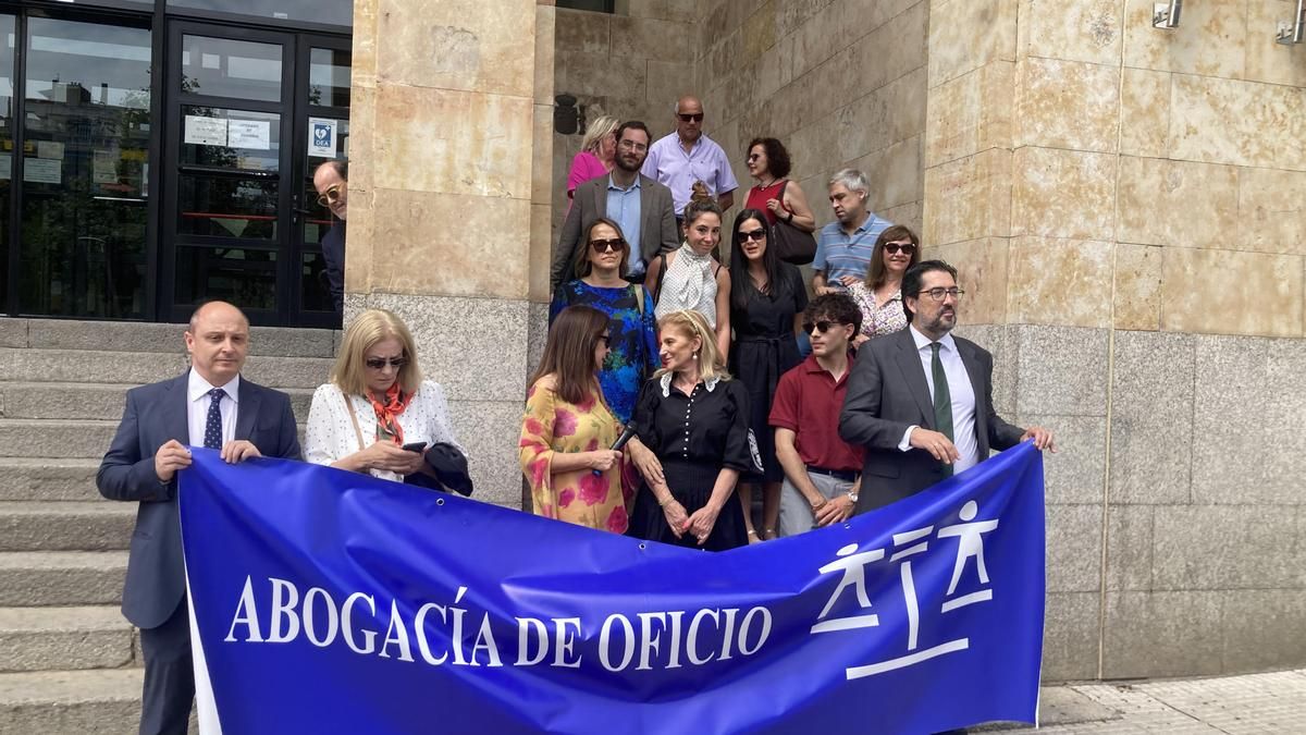 Concentración de los abogados de León frente a la sede de los juzgados.