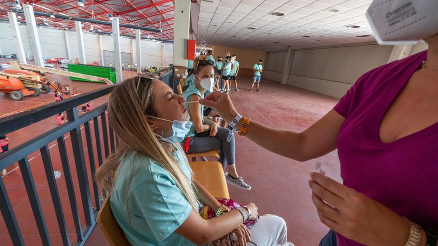 Personal sanitario realiza pruebas de diagnóstico para detectar el coronavirus.
