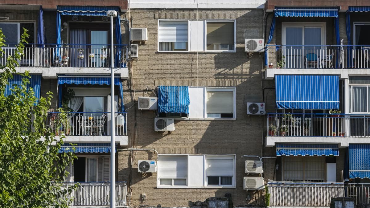 Fachada de edificio con aires acondicionados en la fachada