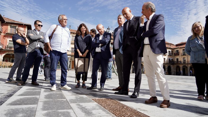 Visita del alcalde de León, José Antonio Diez, a las obras de pavimentación de la plaza Mayor de León.