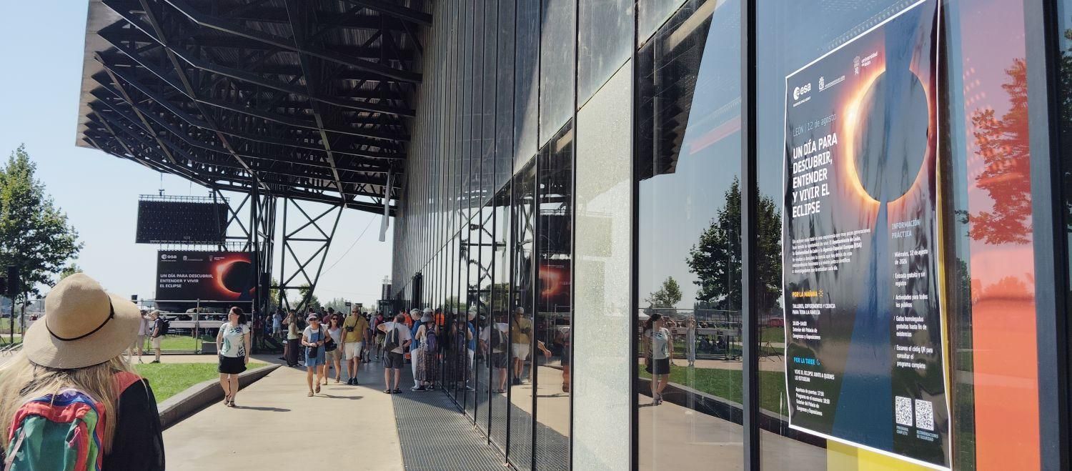 Miles de personas acuden a las actividades de la ESA por el Eclipse en León