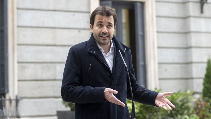 El diputado de Podemos, Javier Sánchez Serna, atiende a la prensa en el Congreso