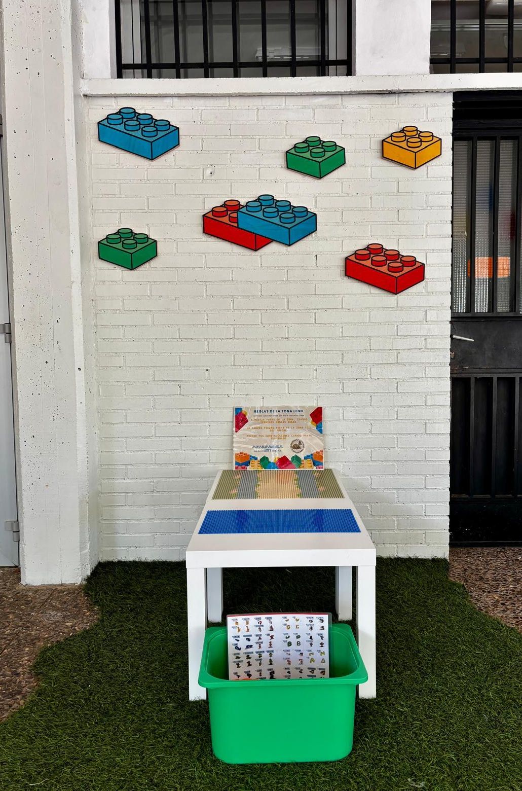 En el porche han habilitad zonas de juego