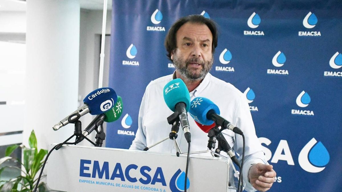 El presidente de Emacsa, Daniel García-Ibarrola, da cuenta del presupuesto para 2026.