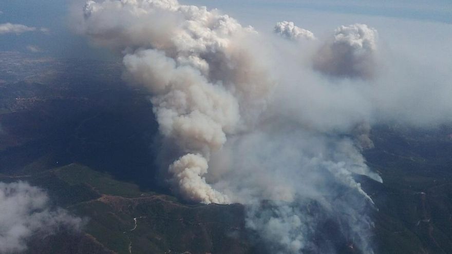 Desde el cielo se aprecia la voracidad del fuego