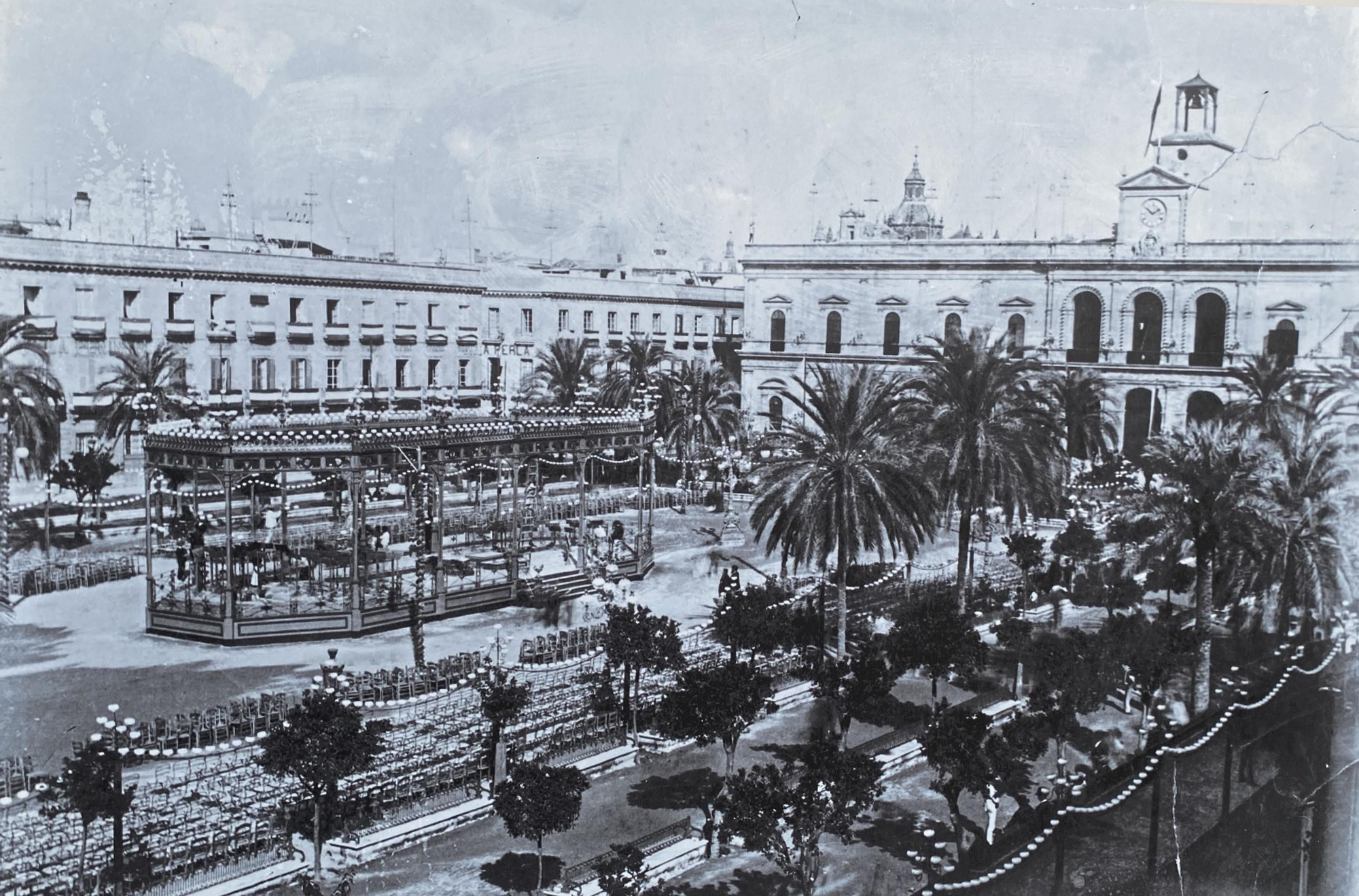 La Plaza Nueva hacia 1895-1900, con el quiosco de música que ahora inspirará parte de los nuevos elementos.
