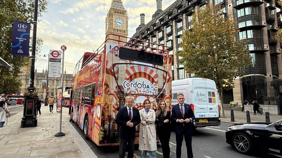 'Córdoba is more': la promoción de la capital y la provincia en un autobús turístico de Londres