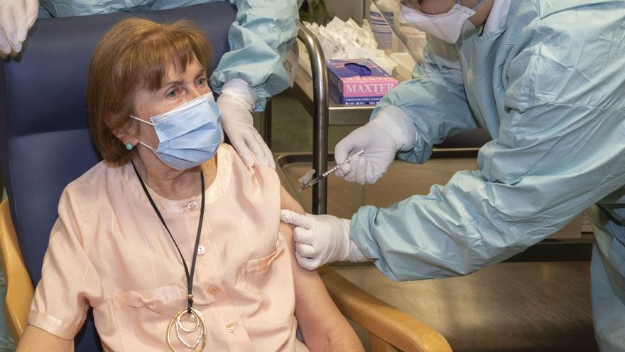 La Xunta de Galicia solo ha puesto la primera dosis de la vacuna contra el coronavirus al 43% de los grandes dependientes