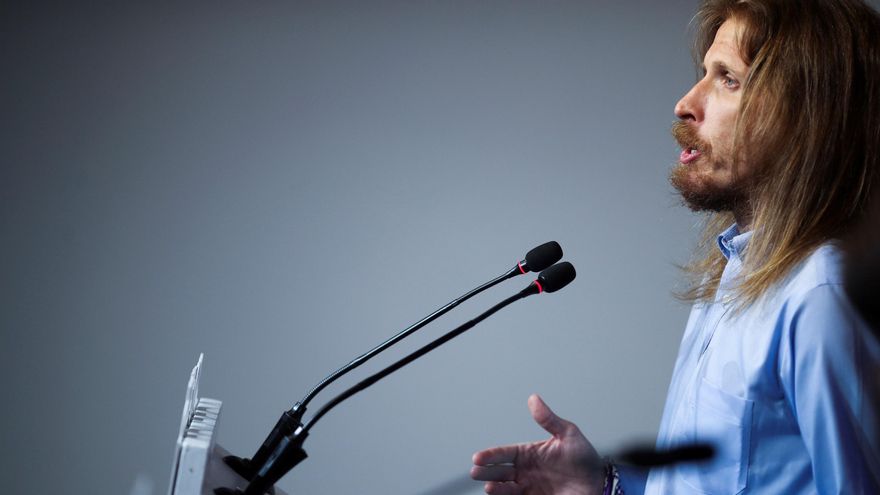 El portavoz de Podemos, Pablo Fernández, durante la rueda de prensa ofrecida este lunes en la sede del partido en Madrid. EFE/David Fernández.