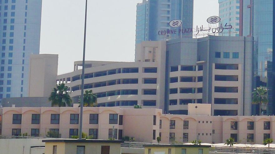 El hotel The Crowne Plaza de Manama, Bahréin, en la parte inferior de la fotografía.