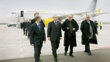 El director del aeropuerto acompaña a Montilla, Carod Rovira y Nadal el día de la inauguración / DPTOP