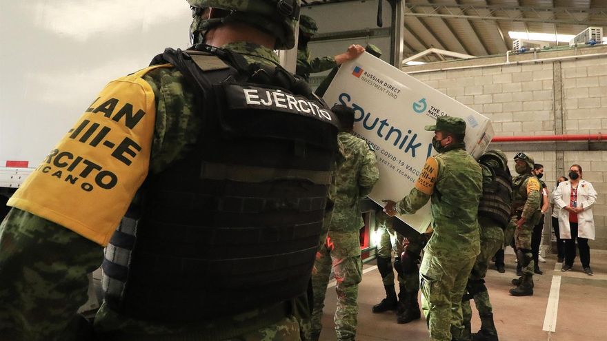 Personal del Ejercito Mexicano recibe un cargamento de vacunas Sputnik V para ser aplicadas a jóvenes mayores de 18 años, hoy en la ciudad de León, estado de Guanajuato (México).