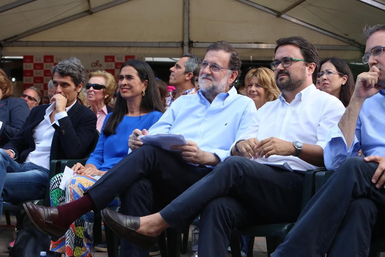 Mariano Rajoy, junto a cargos del PP de Canarias. (ALEJANDRO RAMOS)