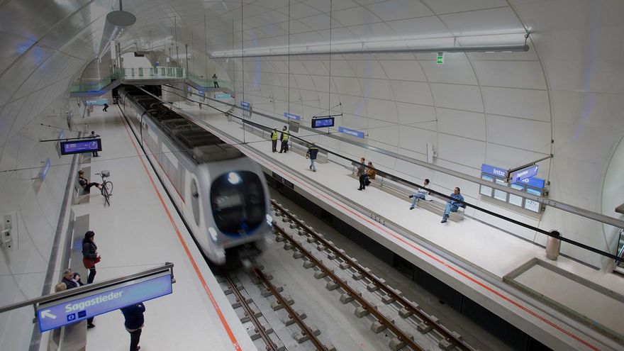 Fallece una persona arrollada por el tren tras saltar a las vías del Topo en la estación de Herrera de Donostia