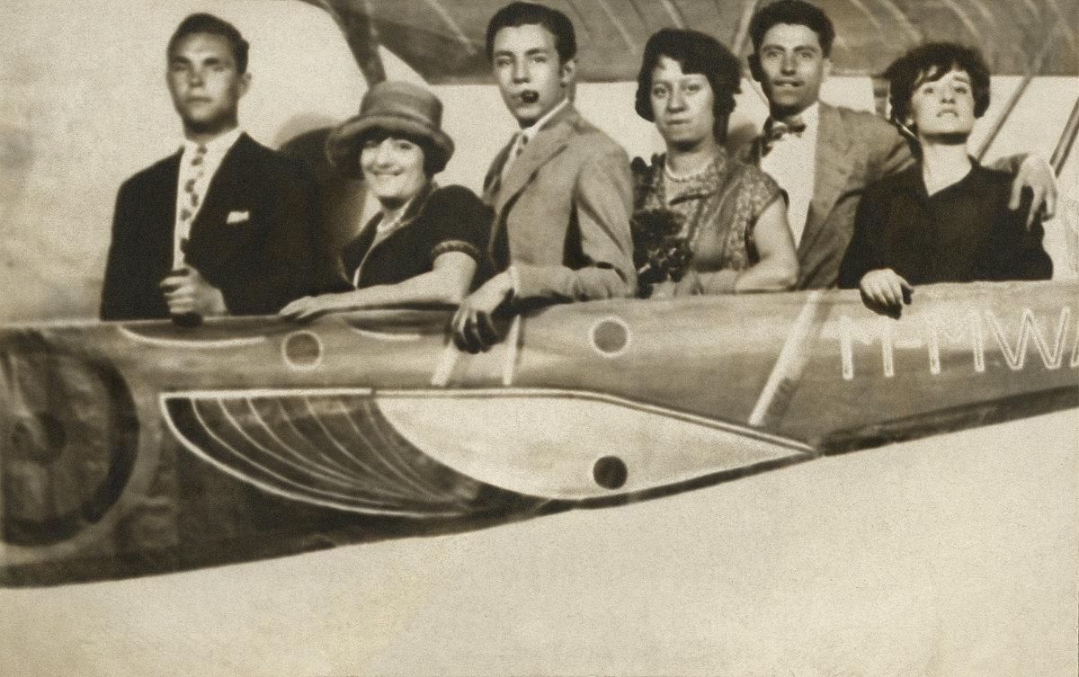 Maruja Mallo, Gregorio Prieto, Rosa Chacel, Concha Méndez y dos amigos en una verbena. Madrid, 1927