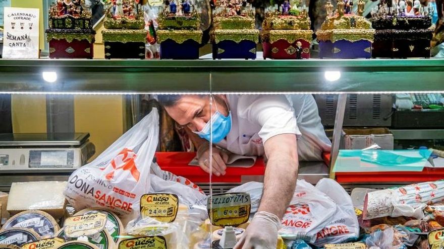 Un charcutero del mercado de abastos de la Encarnación de Sevilla.