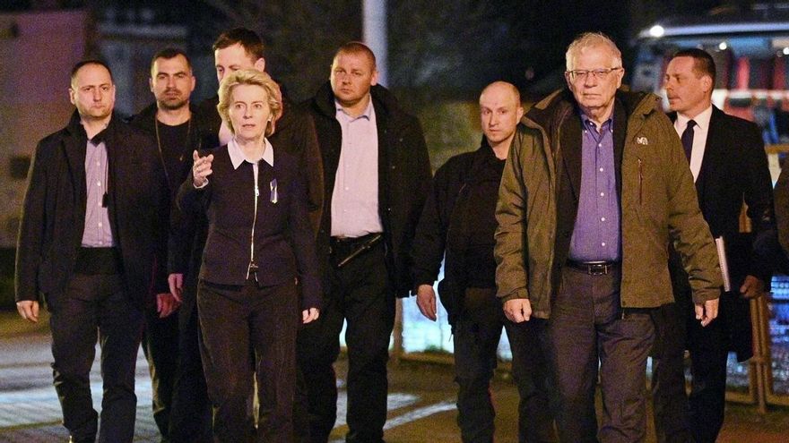 La presidenta de la Comisión Europea, Ursula von der Leyen, y el alto representante de la Unión Europea para la Política Exterior y de Seguridad, Josep Borrell, de camino a Kiev