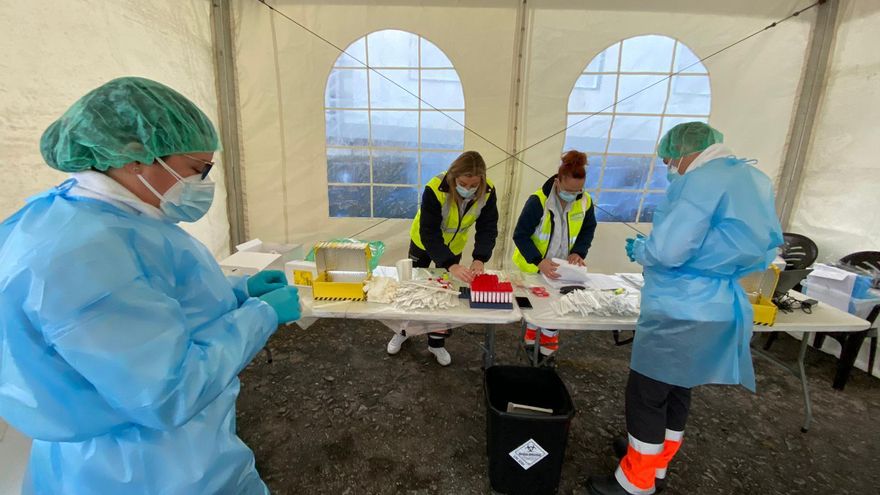 Profesionales sanitarios se preparan para hacer un cribado en Cuntis (Pontevedra)