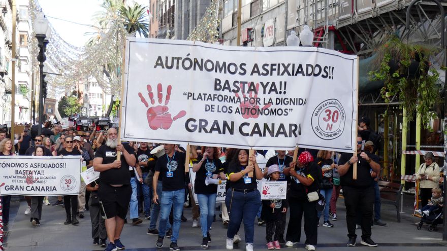 Autónomos canarios protestan en varias islas en defensa de sus derechos