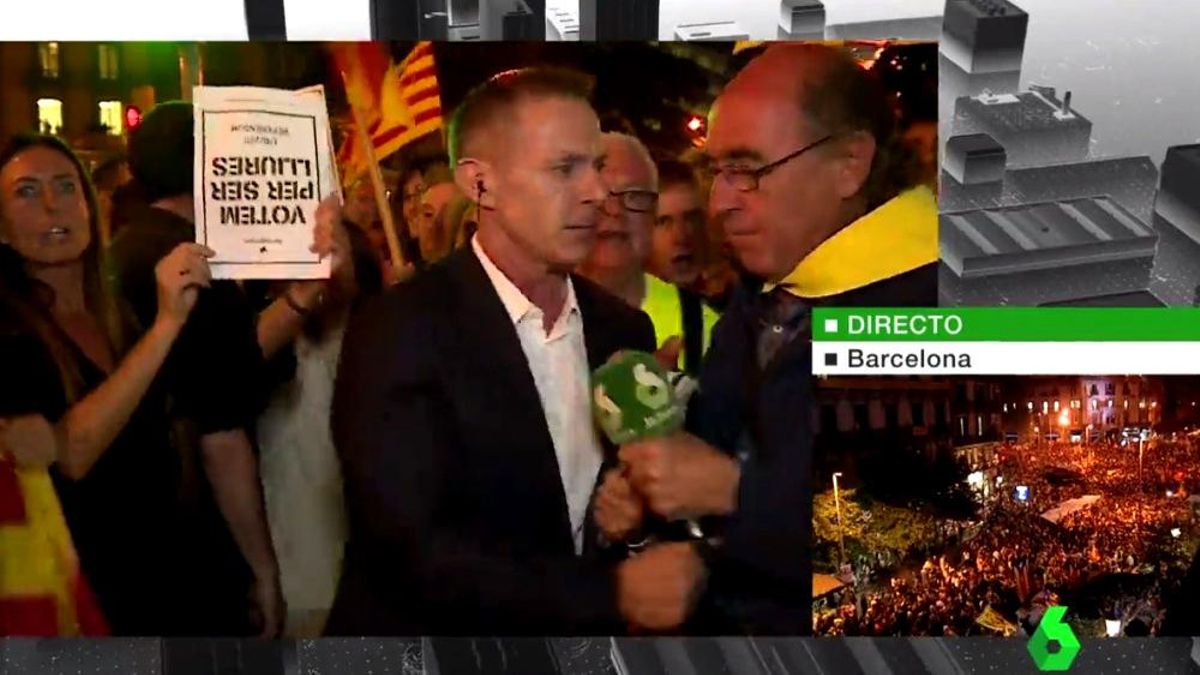 Un manifestante de Barcelona arrebata el micro a Hilario Pino en una conexión para laSexta