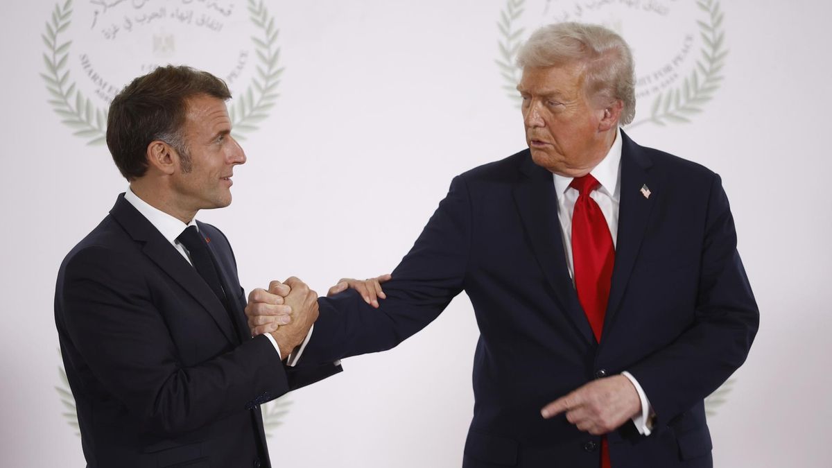 Pulsos, chistes y un micro abierto: Los momentos más bizarros de Trump en la cumbre de Egipto