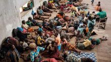 Decenas de personas se refugian en una escuela en Beira (Mozambique) tras el paso del ciclón Idai