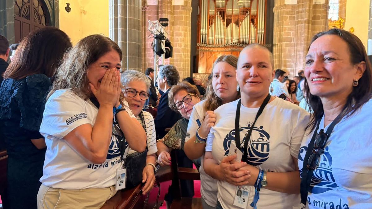 Nadezhna Castellano junto a sus amigas tras recibir el rosario del Papa.