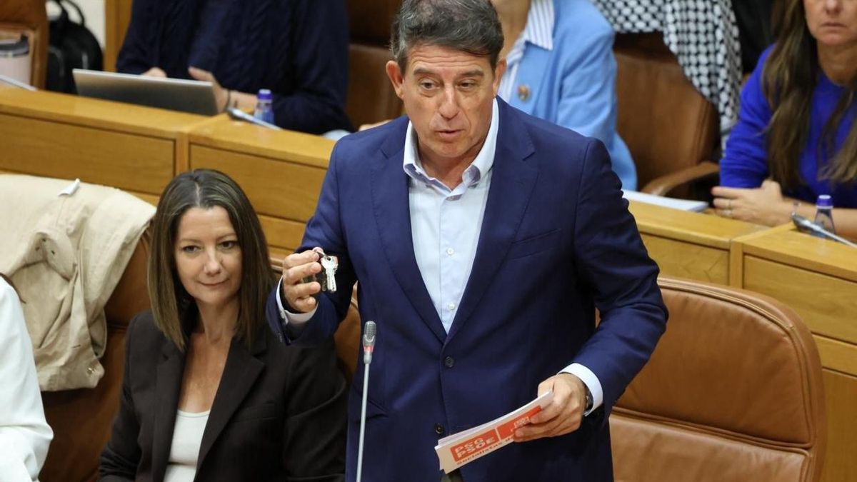 El portavoz socialista, José Ramón Gómez Besteiro, exhibe llaves durante la sesión de control paramentario a Alfonso Rueda el 7 de octubre de 2026