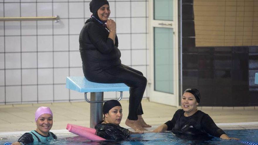 Cáritas organiza curso pionero para que mujeres musulmanas aprendan a nadar