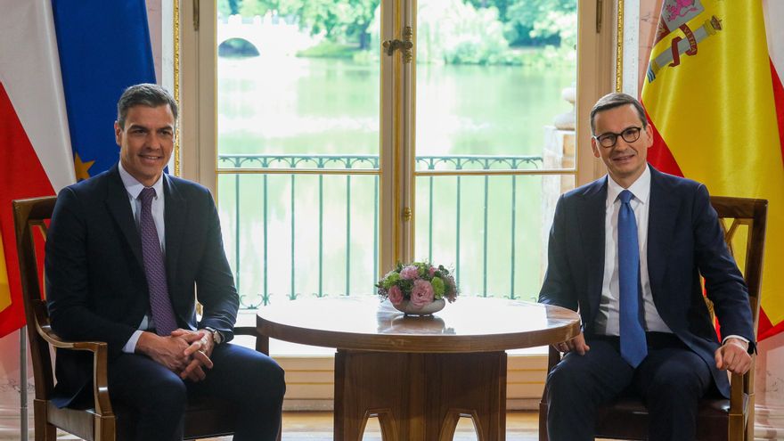 El presidente del Gobierno español, Pedro Sánchez, es recibido en Varsovia por el primer ministro de Polonia, Mateusz Morawiecki. EFE/EPA/PAWEL SUPERNAK