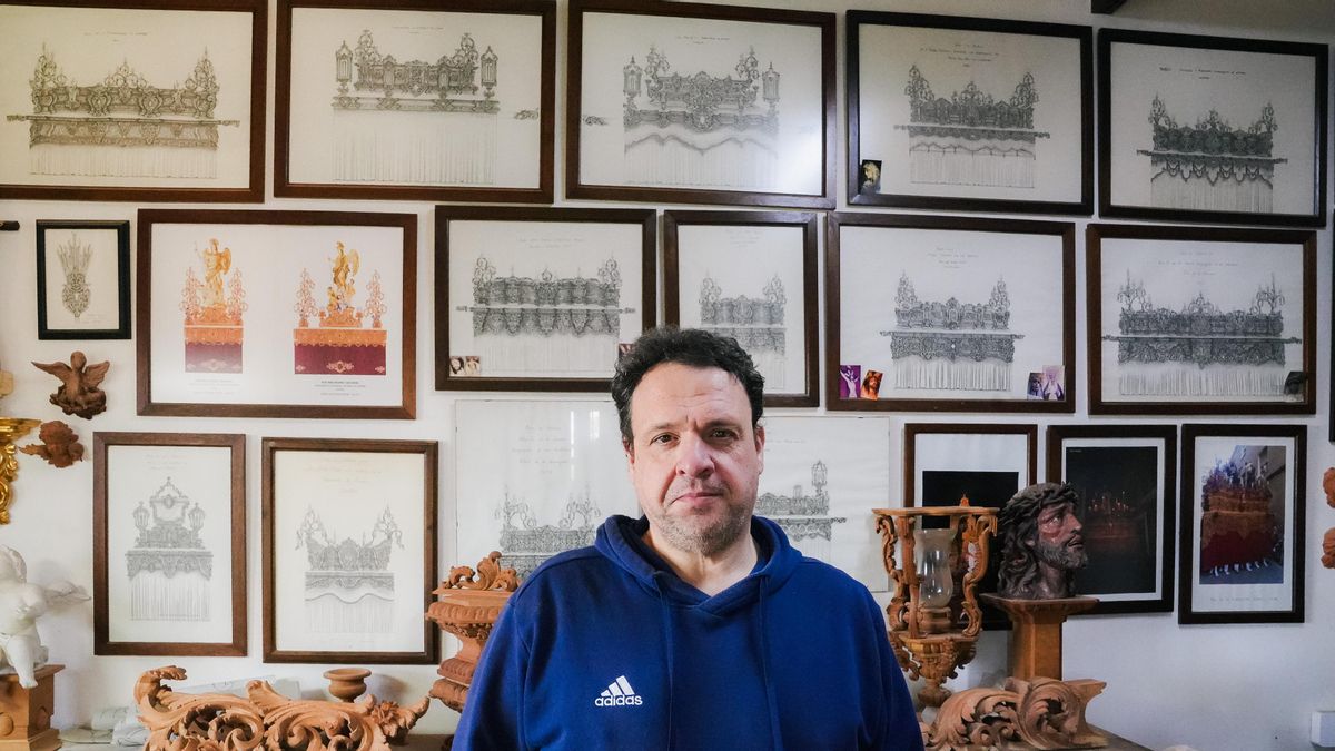 El tallista José María Higuera en su taller