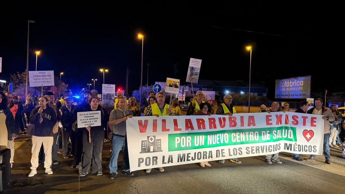 Vecinos de Villarrubia vuelven a cortar la A-431 para exigir el inicio del proyecto del nuevo centro de salud