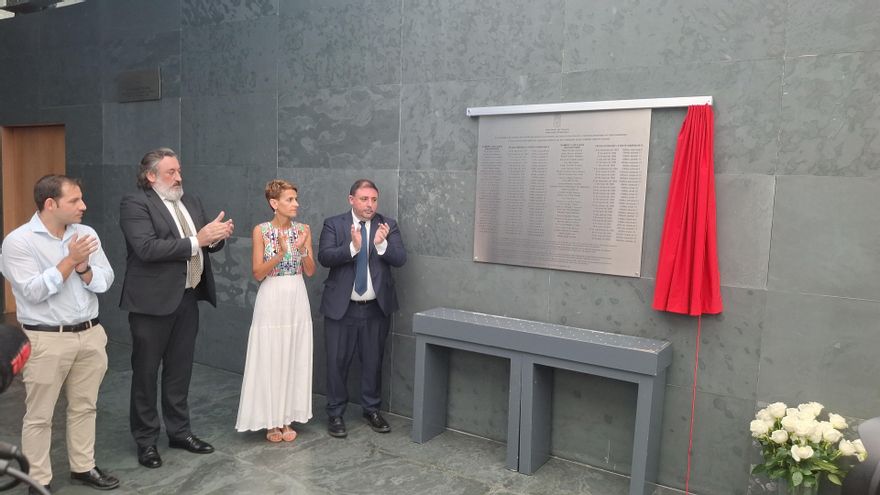 Acto de inauguración de una placa en el Parlamento de Navarra en memoria de los asesinados por la banda terrorista ETA en Navarra y los navarros asesinados en otras localidades.