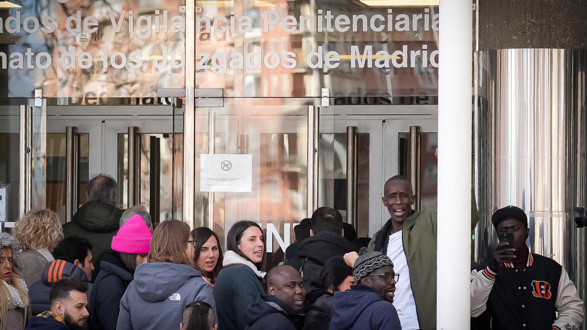 El secretario de antirracismo de Podemos, Serigne Mbayé, junto a la secretaria general de Podemos, Ione Belarra, y la secretaria política de Podemos, Irene Montero, a su entrada a declarar a los Juzgados de Plaza de Castilla